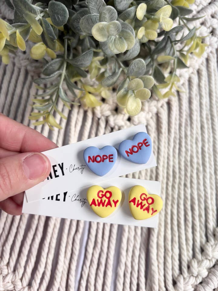 Orecchini a forma di cuore anti-San Valentino per la vendita all'ingrosso da parte di Honey & Charity Earrings