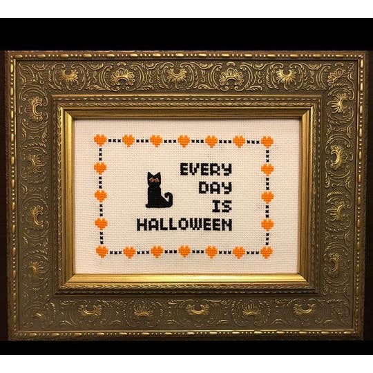 Subversive Cross Stitch - Vente Accessoire de broderie/point de croix - CHAQUE JOUR C'EST HALLOWEEN : CHAT AUX YEUX SCINTILLANTS avec yeux en strass0