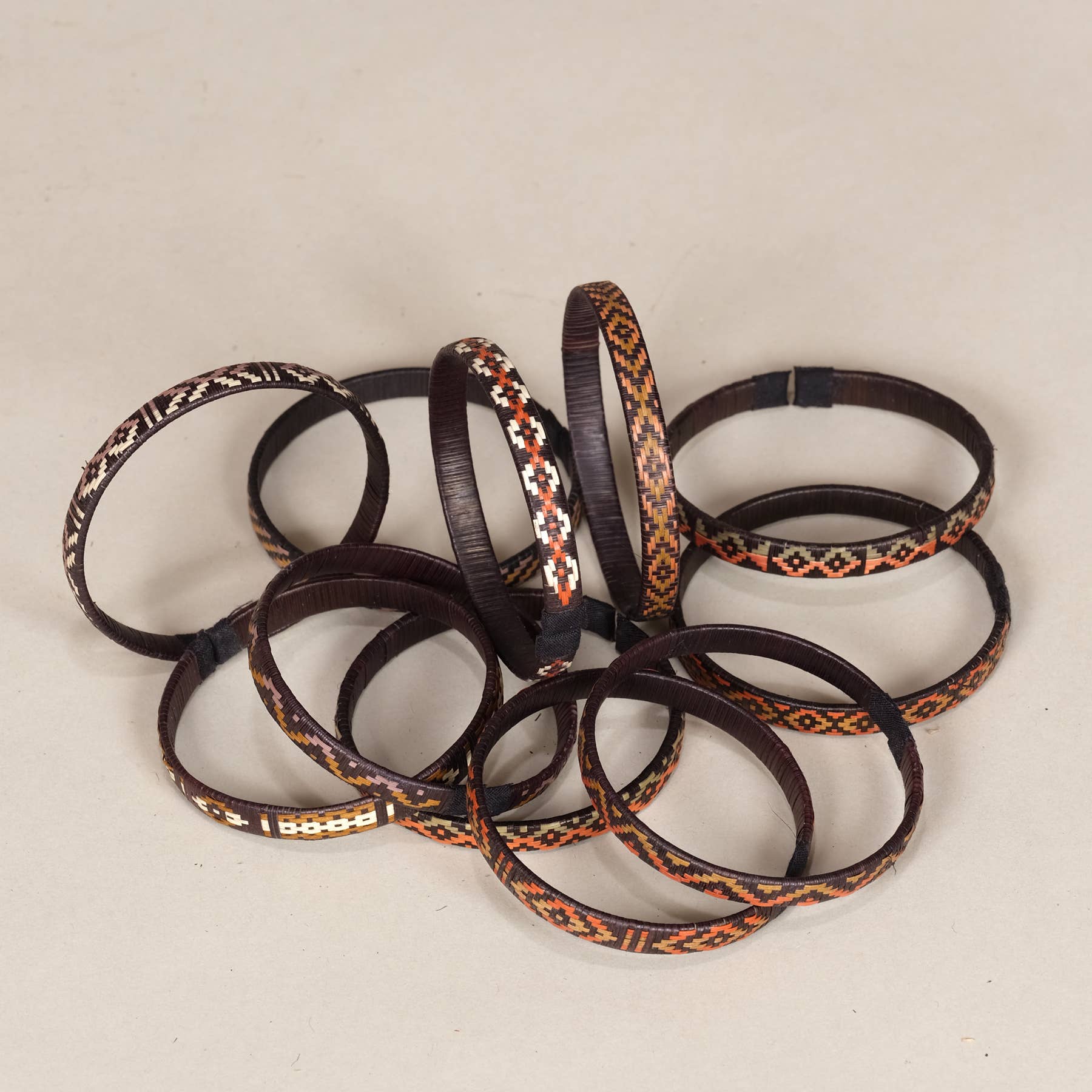 AS'ART a sense of crafts – wholesale Vävt/flätat armband – Armband i Caña Flecha, höstfärger, Colombia0