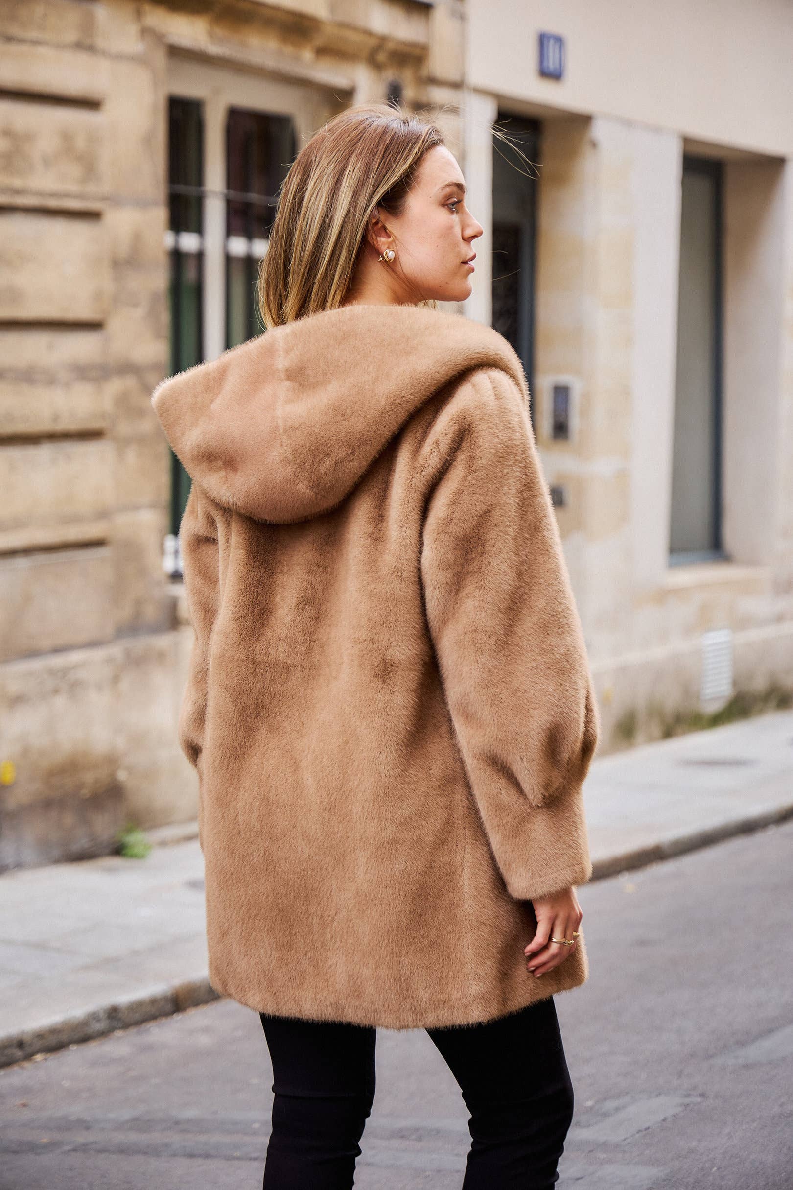 Giovanni Paris – wholesale Päls/fuskpäls - Dam – Lisa's kappa i midjelång fuskpäls med huva och dragsko i midjan3