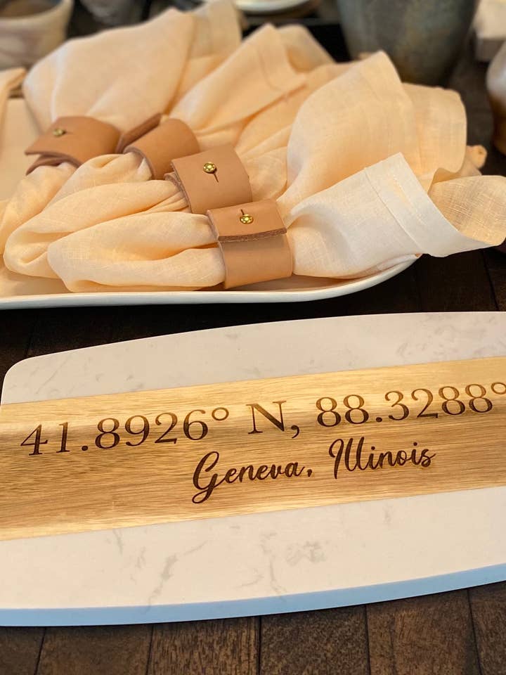 Coordenadas Personalizadas Mármore & Acacia Placa de Servição/Charcutaria por atacado de 1819 Madera Designs