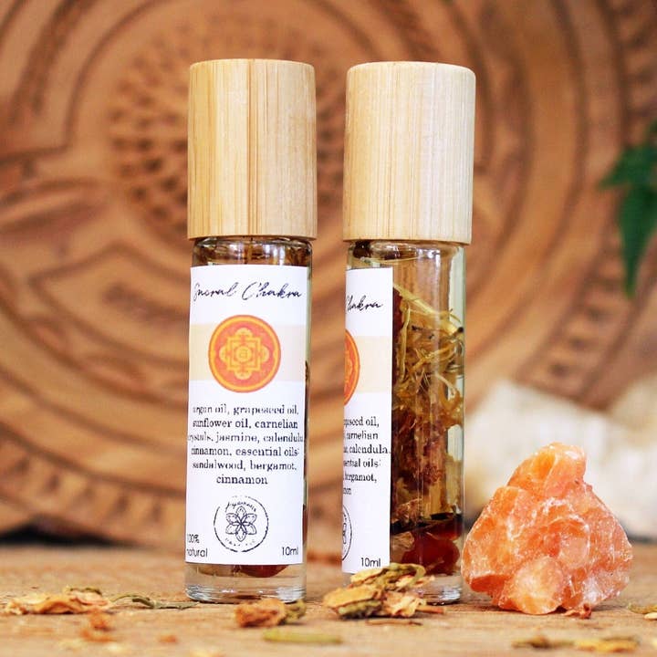 Huile de guérison du chakra sacré à la cannelle, au bois de santal et au jasmin pour la vente par Ayamani Naturals