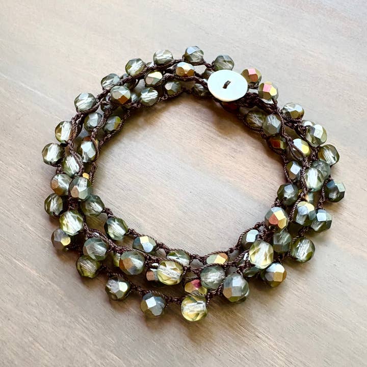 Longue chaîne de cristaux gris vert chatoyant pour la vente par Twist Style