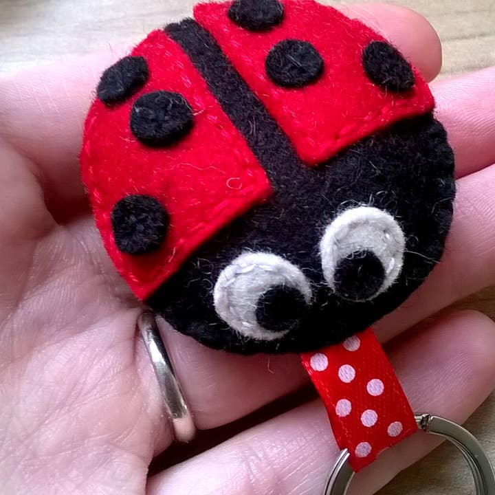 Nøglering med filtet mariehøne, filtet nøgleholder med mariehøne for engroshandel hos Grab a Coffee