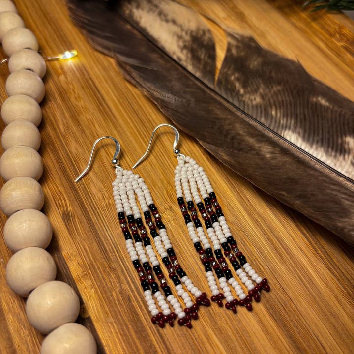 Earth Toned Neutrals - Boucles d'oreilles perlées à la main pour la vente par Eagle Woman Prints