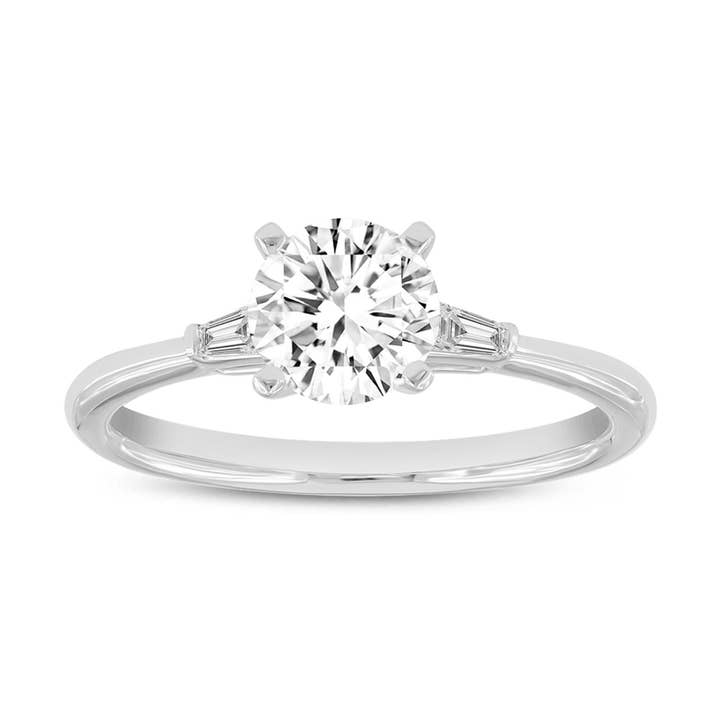Förlovningsring i 14K vitt guld med rundslipad laboratorieodlad diamant och avsmalnande baguetter - 1,08 ct tw för wholesale av LuvMyJewelry (LMJ)