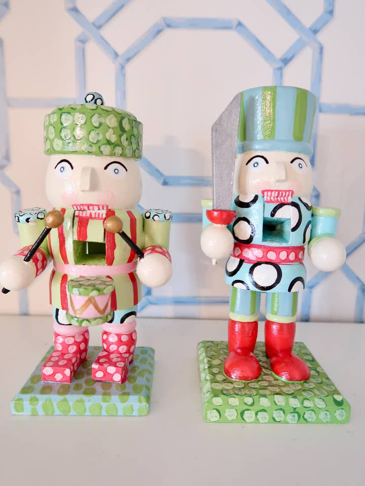 casse-noisettes peints à la main et robustes pour la vente par millie b & co