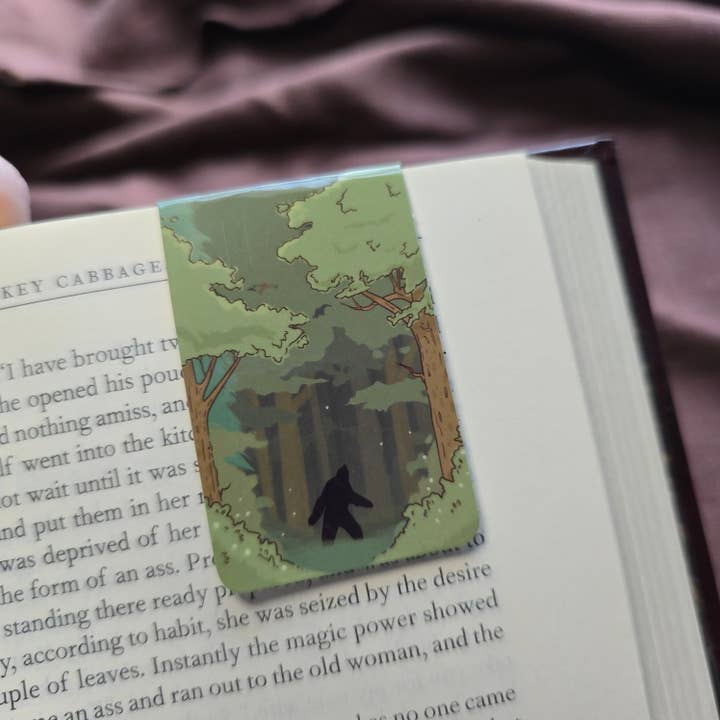 Bigfoot Sasquatch in het bos magnetische bladwijzer voor wholesale door Salt Birch