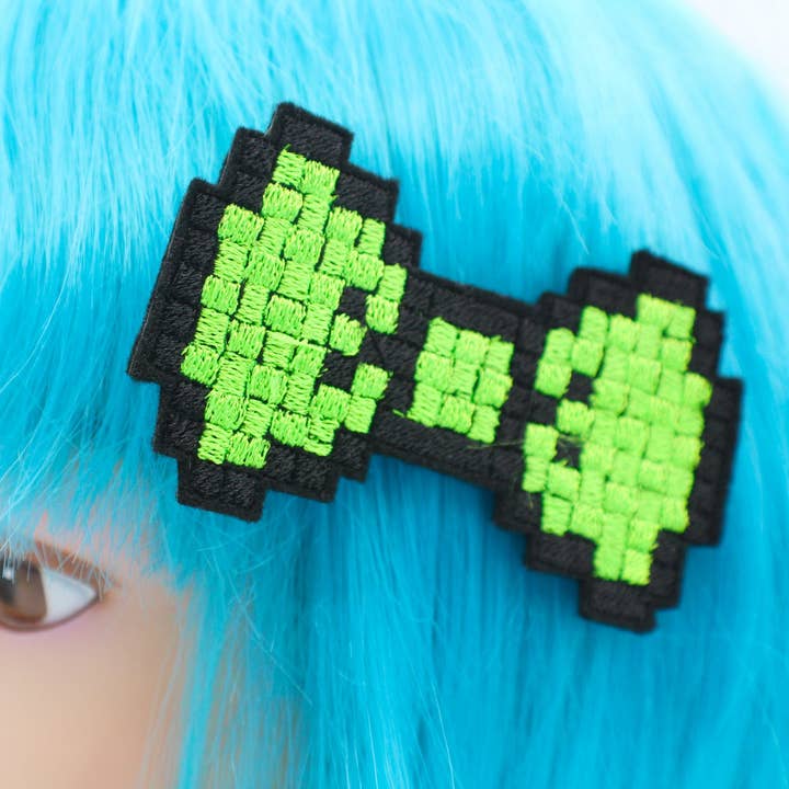 Accessoires de fille joueuse avec nœud pour cheveux vert néon pixelisé 8 bits pour la vente par Kawaii Hair Candy