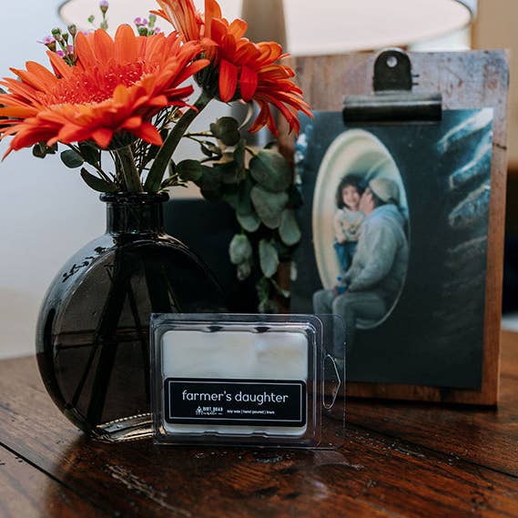 La cera Farmer's Daughter si scioglie per la vendita all'ingrosso da parte di Dirt Road Candle Co