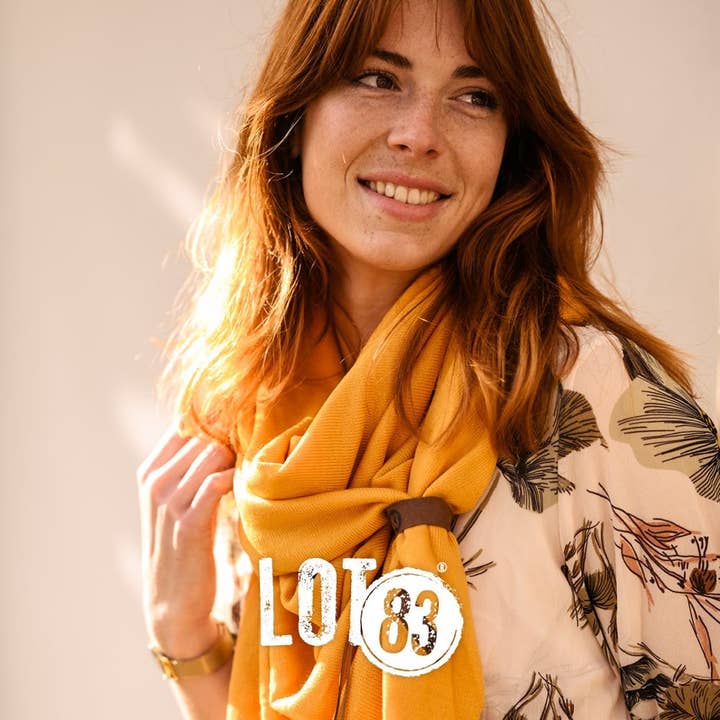 Gebreide driehoekige sjaal Fien Ochre voor wholesale door LOT83