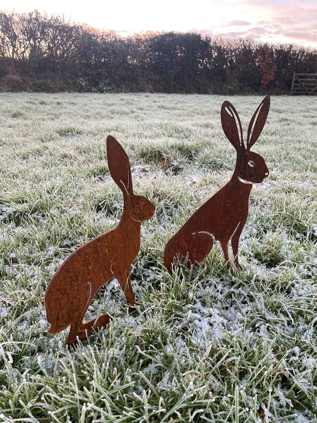 Beechwood Trinkets – Ornamento/decoração ao ar livre por atacado – Par de Lebres Rústicas1