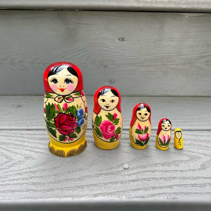 GSZ corporation DBA Gabriella's Gifts - Venta al por mayor Muñeca - Niños - Pequeño juego de muñecas de anidación tradicional, 5 unidades/4,5" Matryoshkas2