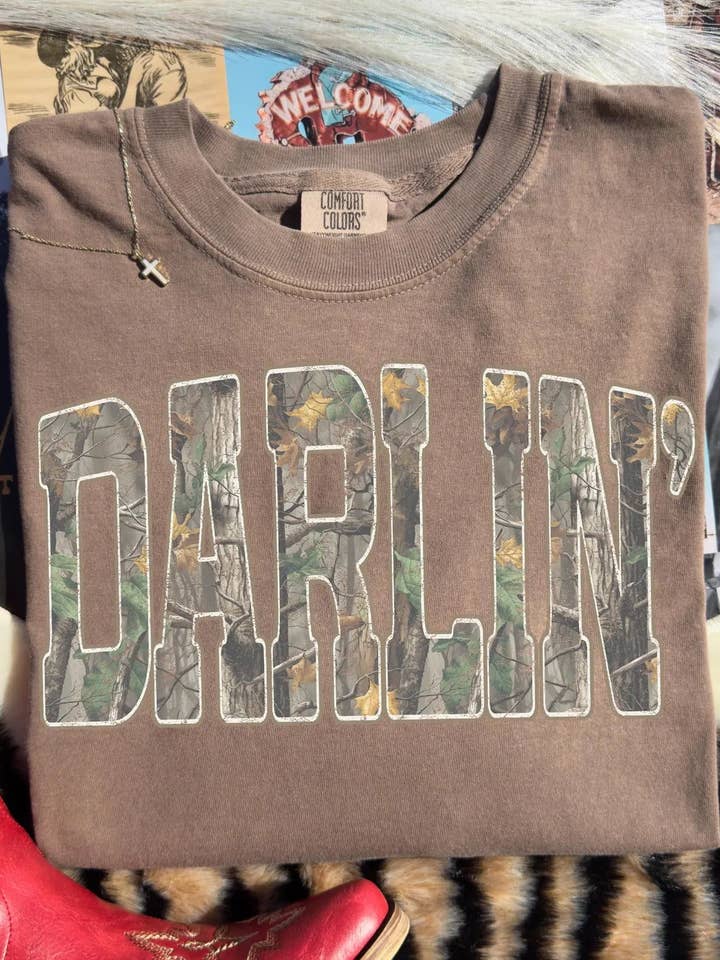 T-shirt Darlin Camo Atacado por atacado de Wills Creek Designs