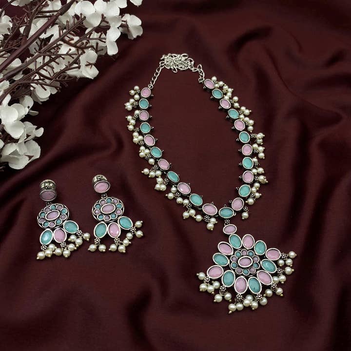 Collier long en argent oxydé avec pierre ovale et boucles d'oreilles pour la vente par Quirky Fashions