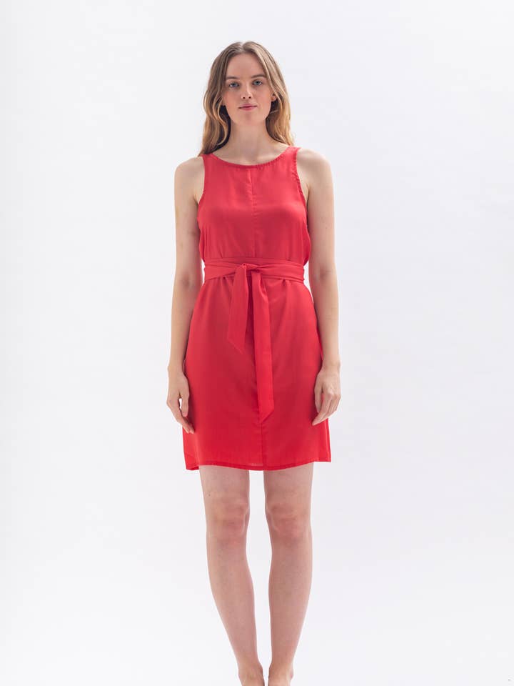 robe longueur genou « TULPINA » en tencel rouge pour la vente par Studio Hertzberg