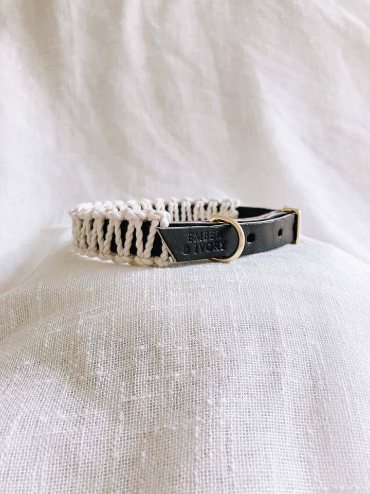 Collare per cani in pelle e macramè nero/avorio per la vendita all'ingrosso da parte di EMBER & IVORY
