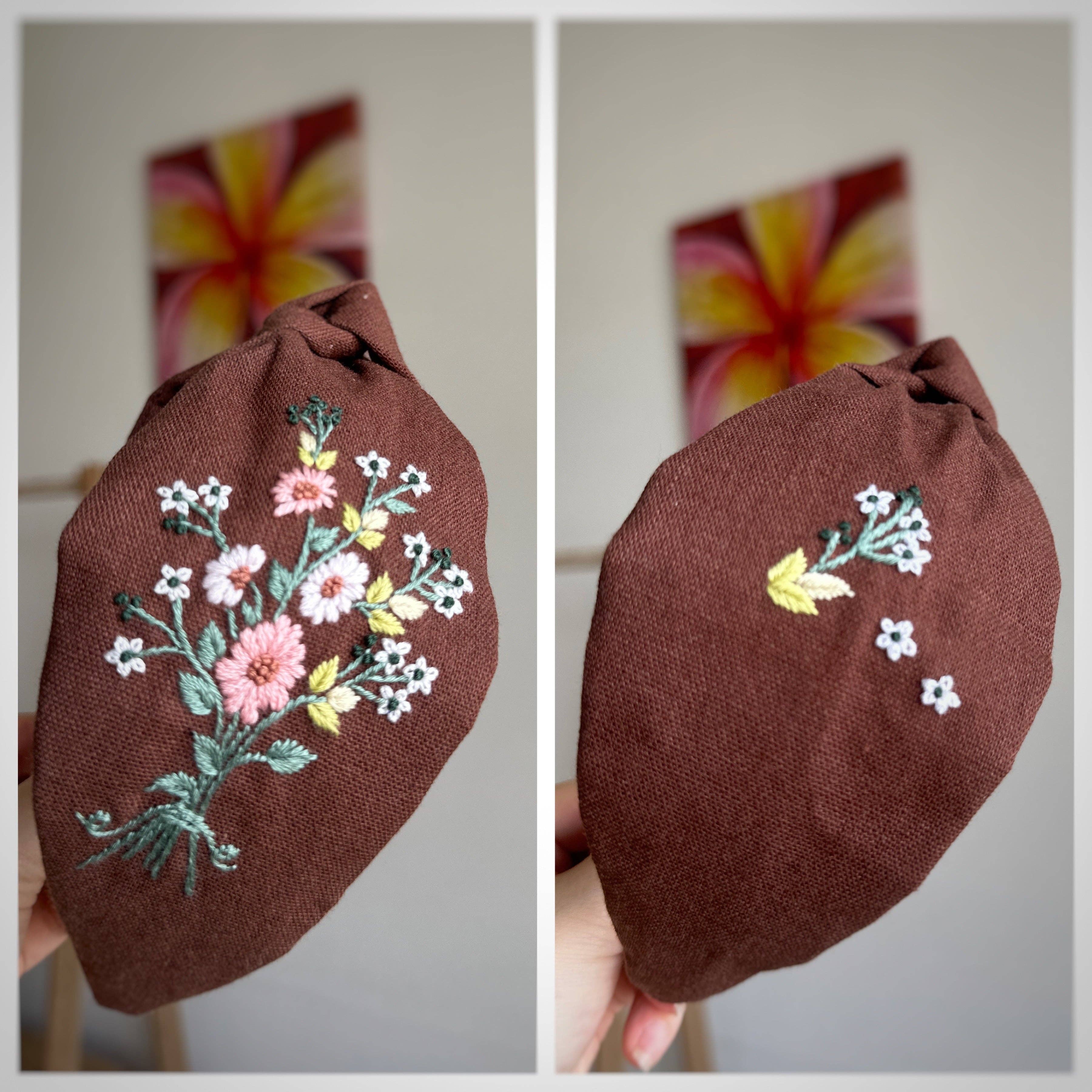 Quince Fables - Vendita all'ingrosso Fascia per capelli - Donna - Turbante annodato in lino ricamato floreale, Collezione Harper 🪡1