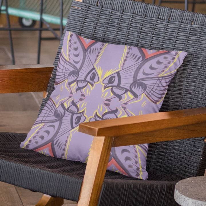 Coussin Tata Birds - Lavanda pour la vente par symbolika