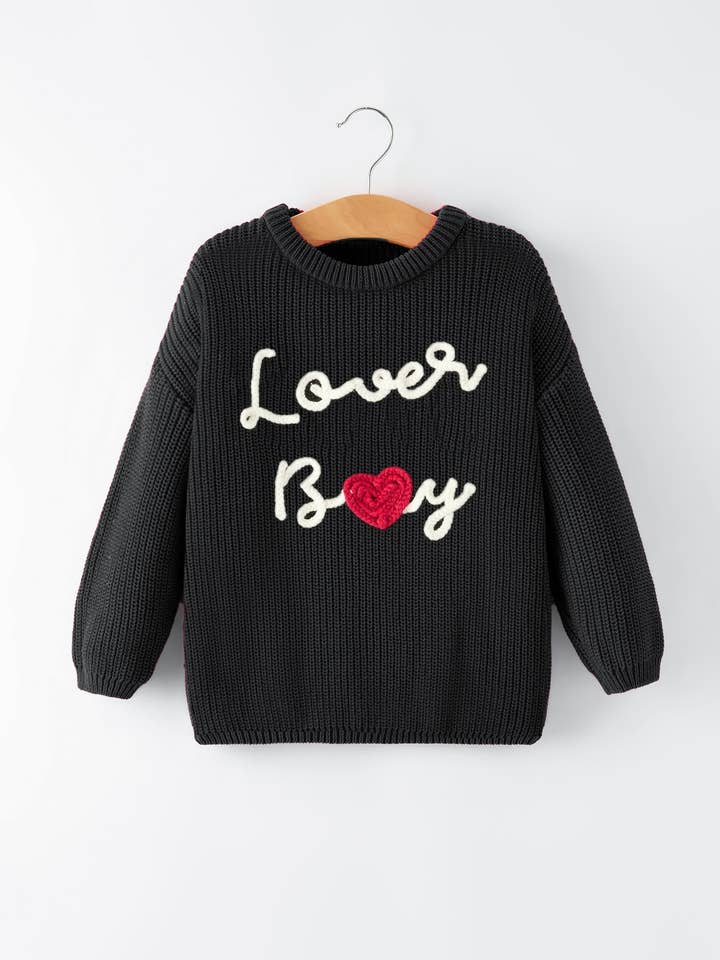 Pull tricoté noir pour garçons de la Saint-Valentin avec broderie blanche "Lover Boy". pour la vente par Rylee Faith Designs
