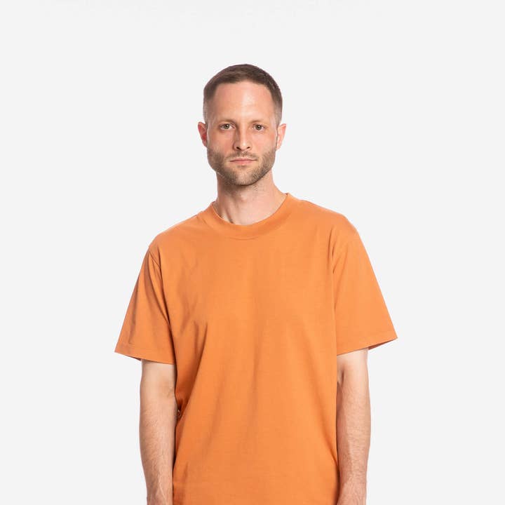 Maglietta Tutto il Giorno terra rossa per la vendita all'ingrosso da parte di Matona