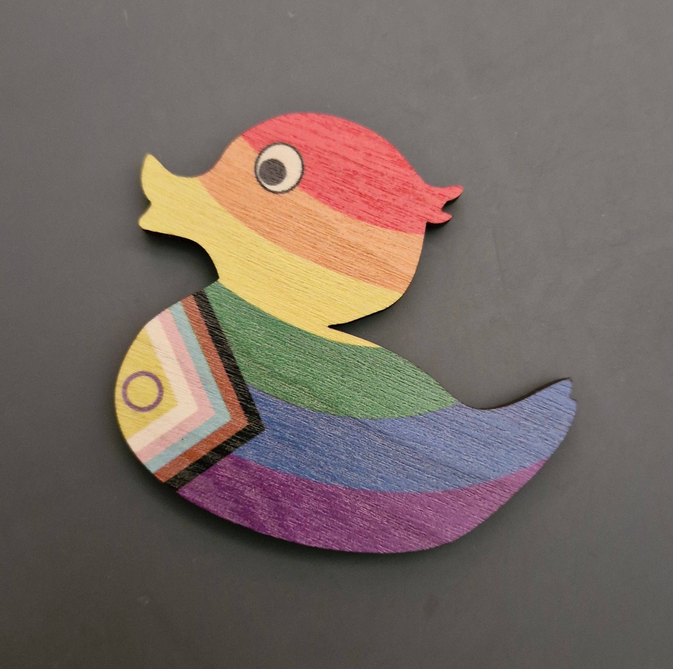 Dukki Gifts – wholesale Magnet – Pride flag duck shaped LGBTQIA+ wooden fridge magnets6