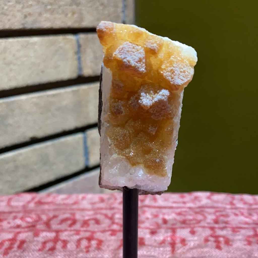 Katmandu Trading Co. - Vente Décorations de table - Petite citrine sur support en métal2