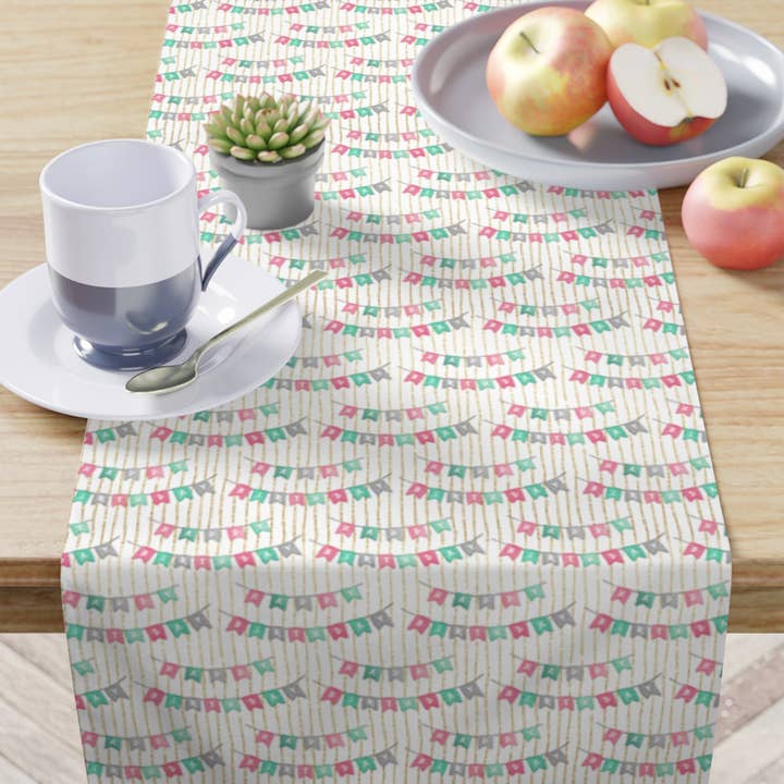 Chemin de table pour décoration d'anniversaire, décorations de fête, 16 x 90 po pour la vente par Prestige Plume