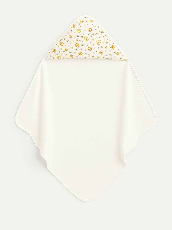 Cape de bain bébé personnalisable en éponge et gaze de coton fleurs pour la vente par MAZZANNE