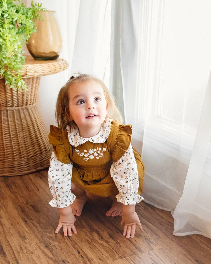 Moutarde Ensemble robe tablier en velours côtelé pour bébé+chemise à fleurs (biologique) en vente sur Faire2