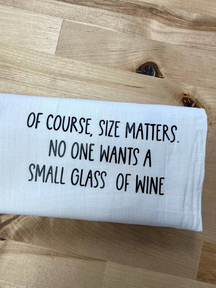 Natürlich kommt es auf die Größe an, niemand möchte ein kleines Glas Wein, Küchentuch für den Großhandel von Three Black Cats Inc.