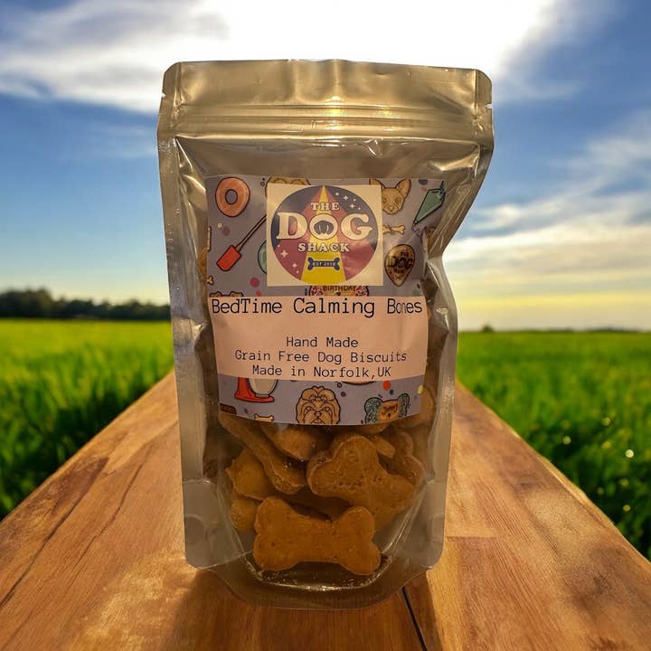 Biscuits en forme d'os pour chien à l'heure du coucher pour la vente par The Dog Shack