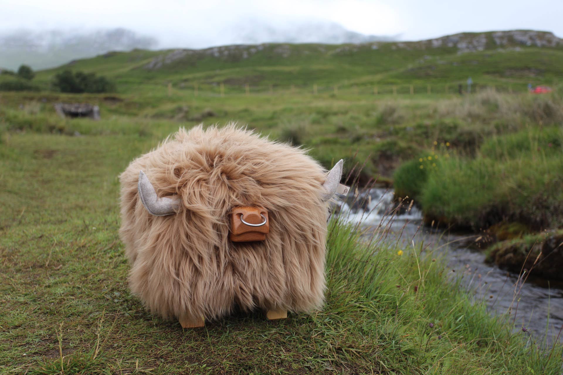 Tweed yourself – Engroshandel Taburet – Highland Bull Fodskammel - Flødekaramel + Næse ring