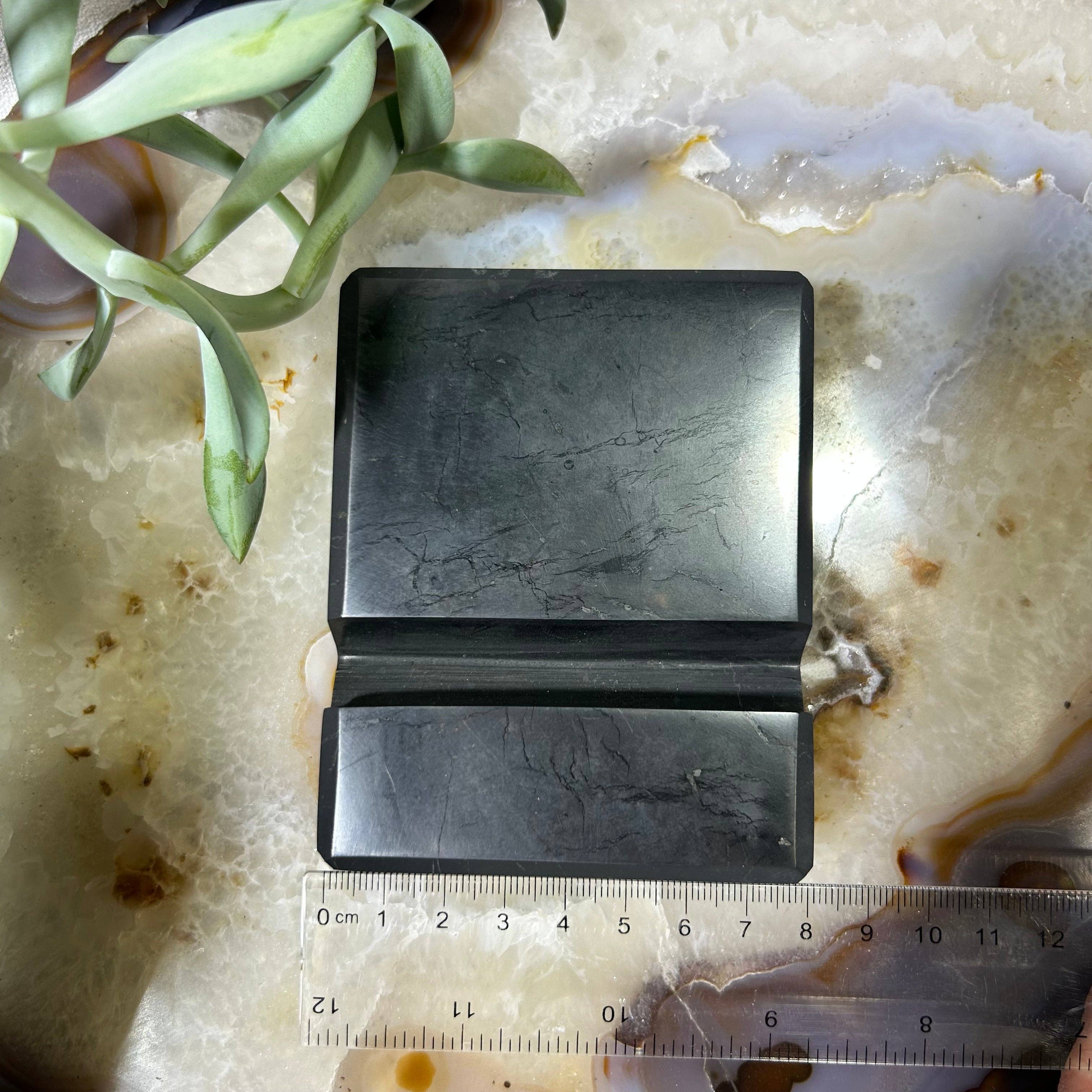 Quasar Gems USA - Vente Sculpture - Porte-téléphone et porte-cartes en shungite1