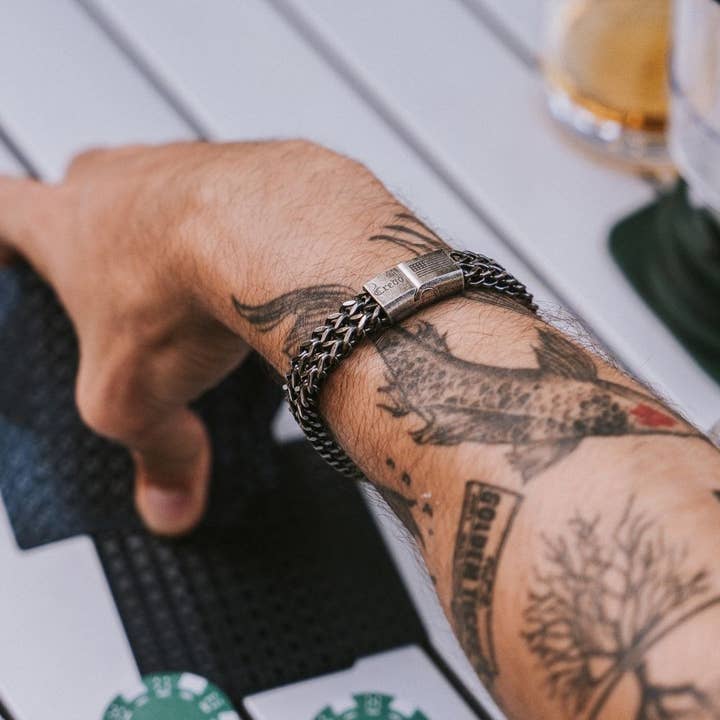 The Hero Company - Vendita all'ingrosso Bracciali a catena e a maglie - Braccialetto The Hero Company- Knight's Creed BELIEVE Credo: aiuta ad abbinare veterani con cani di servizio o da rifugio - Faire19