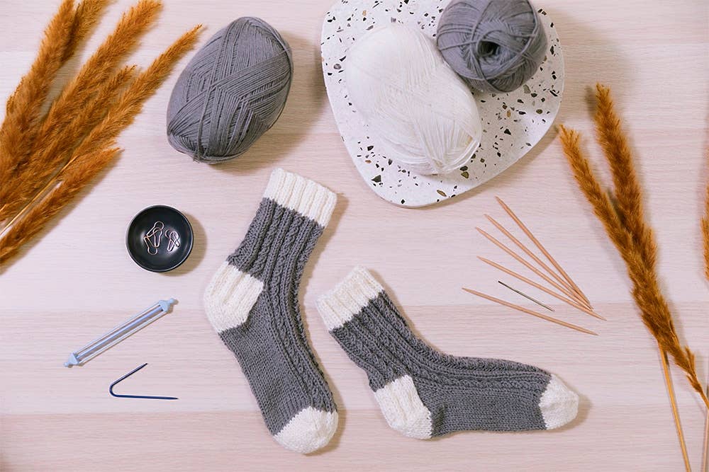Crafter – wholesale DIY craft kit – Cozy Knit Cabled Socks Workshop Kit6