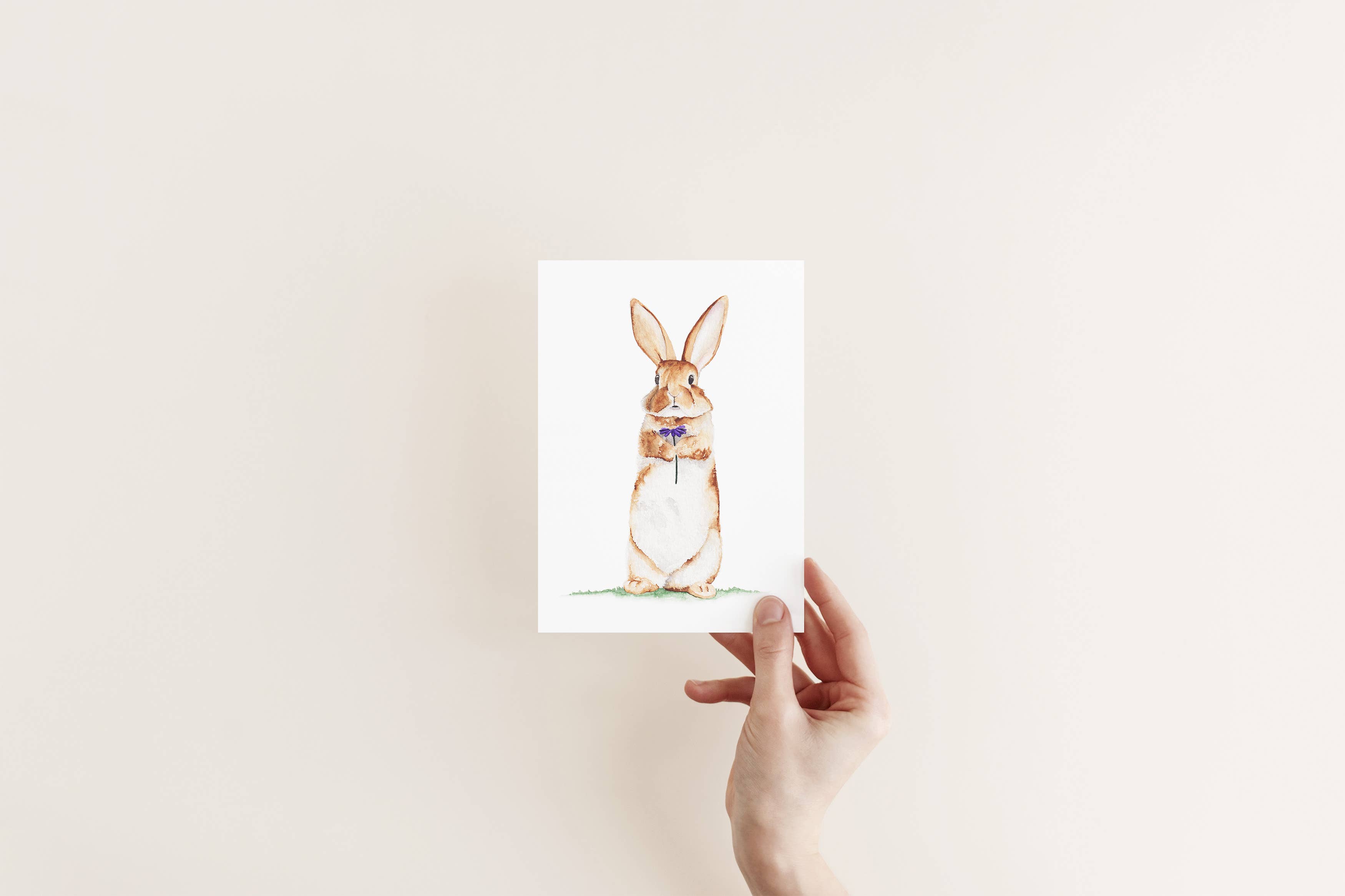 Liz Pope Designs - Vente Cartes de Pâques - Lapin tenant une fleur, carte de vœux peinte à la main, printemps1
