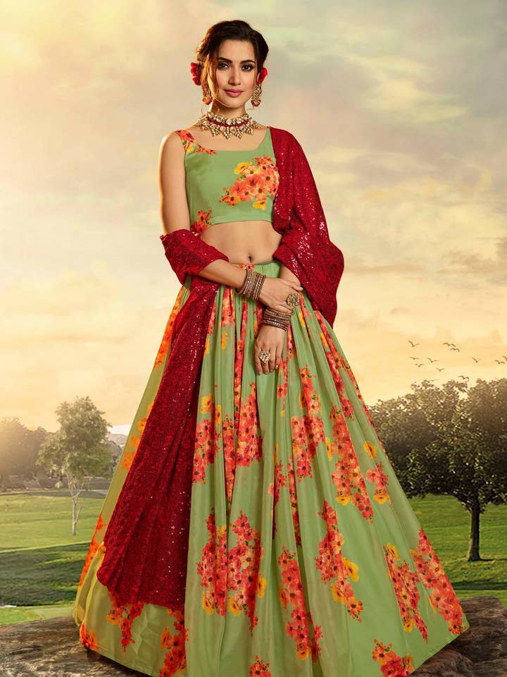 Lehenga Choli in Organza Verde per Festival e Matrimoni Indiani - Lavoro a Stampa, Ricamo a Sequenza, per la vendita all'ingrosso da parte di HATKE BRIDE