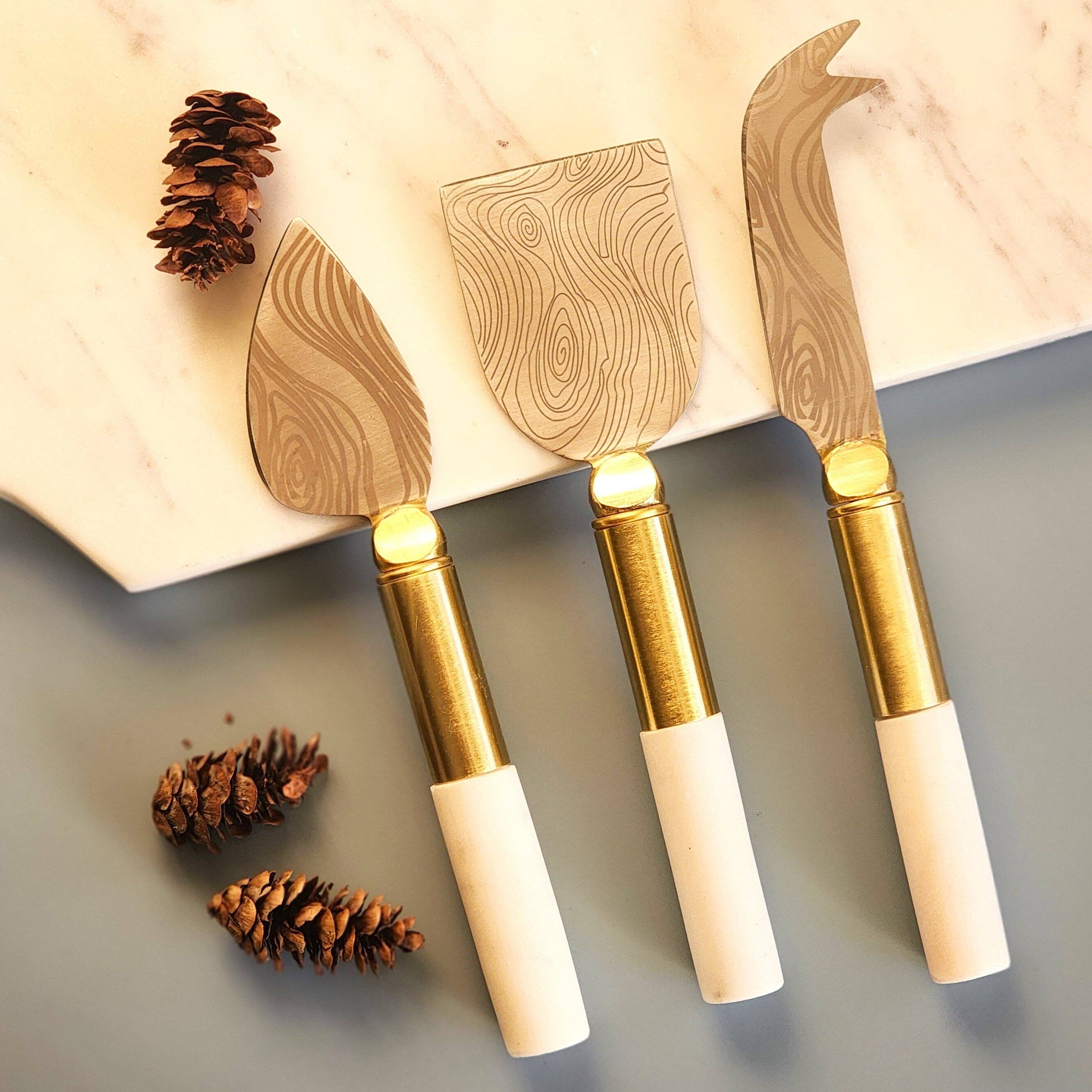 Gibb & Daan - Vente Couteaux à fromage - Poignées en marbre blanc et laiton, ensemble de couteaux à fromage gravés3