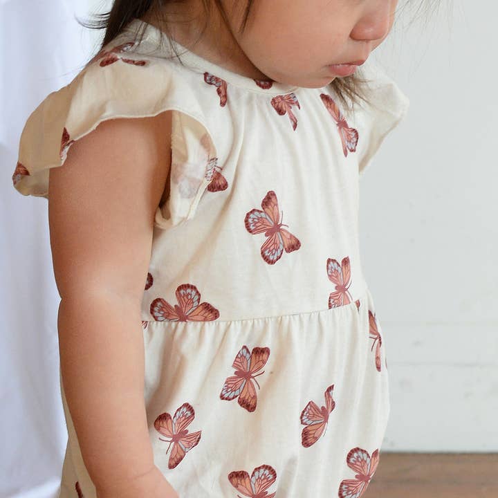 Barboteuse courte printanière à manches volantées pour bébé — Papillons pour la vente par City Mouse Studio