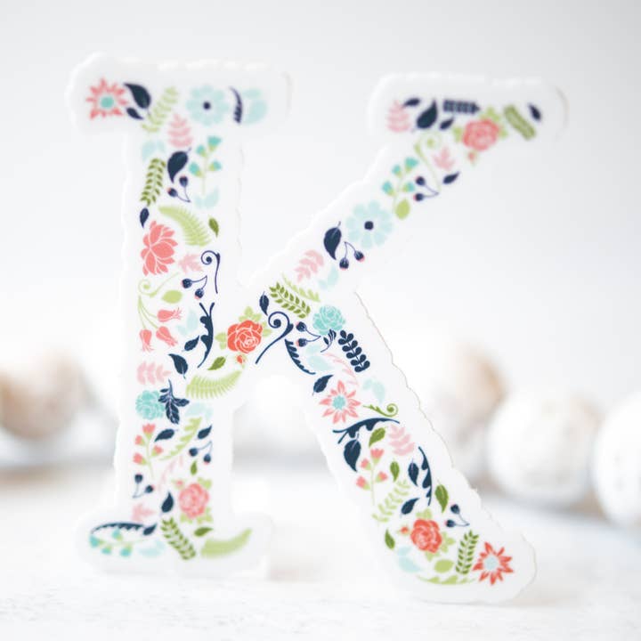 Floral Letter „K“, weiß, Vinylaufkleber, 3x3 in. für den Großhandel von Savannah and James Co
