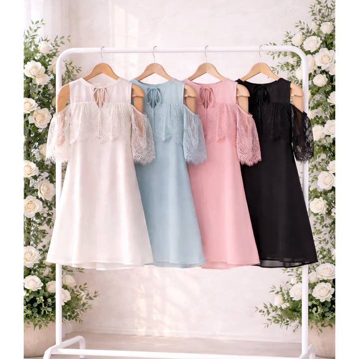 ROBE ÉPAULE DÉNUDÉE À VOLANTS ET COL RAS DU COU pour la vente par Winslow Collection