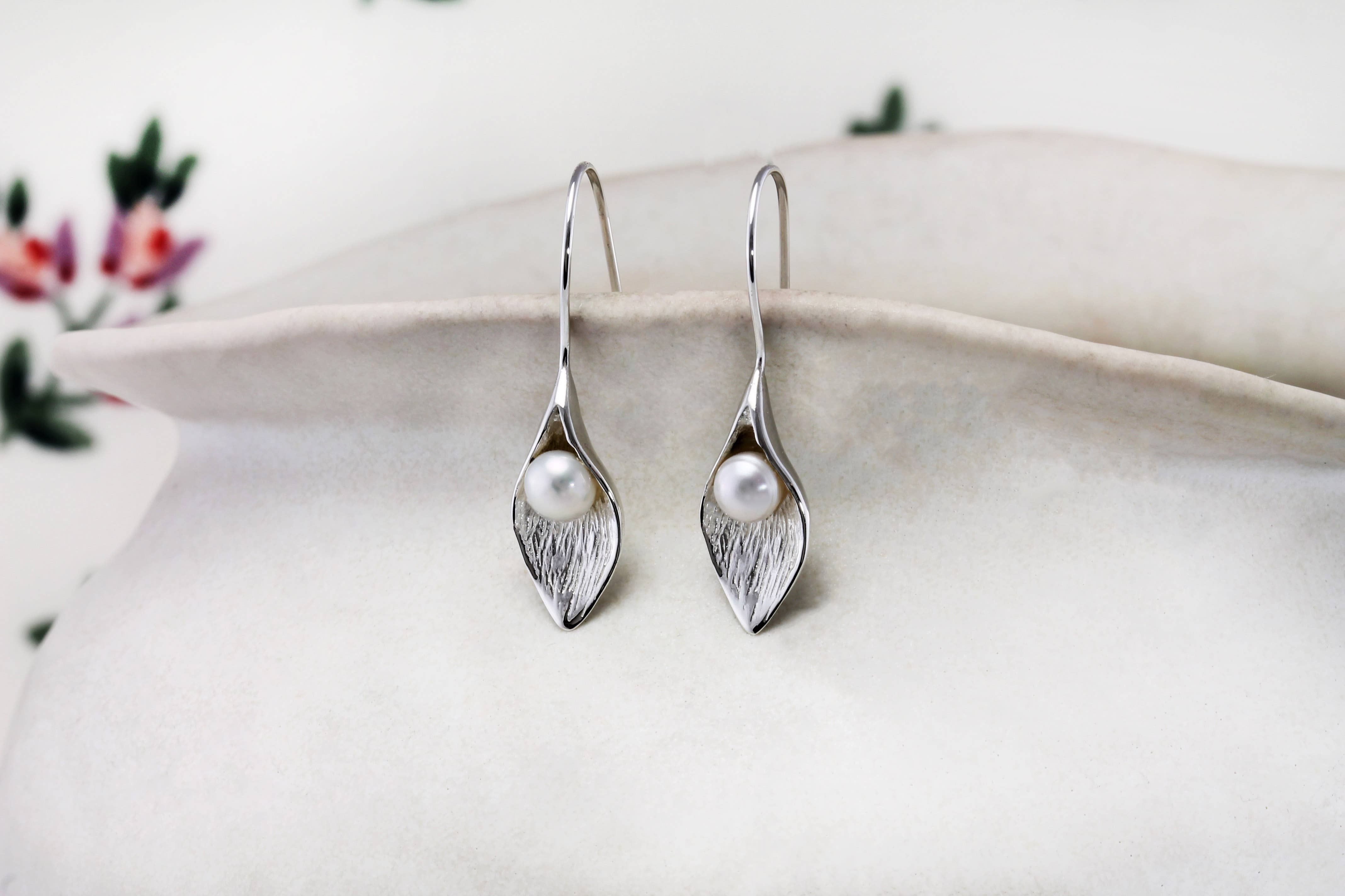 Banyan Jewellery – wholesale Dangle earrings – Handmade Calla Lily Freshwater Pearl Drop Earrings, Silver