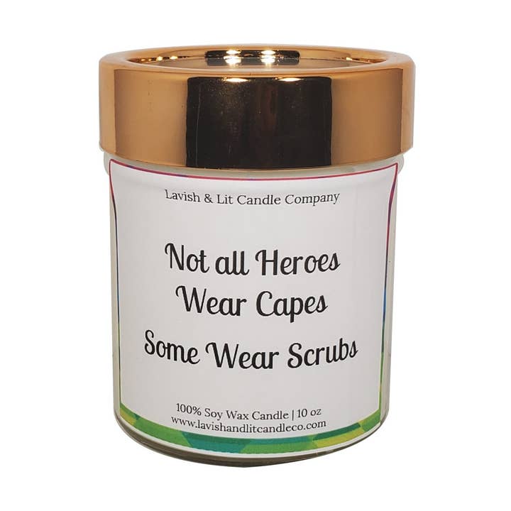 Pas tous les héros portent des capes, certains portent des gommages - Bougie parfumée pour la vente par Lavish & Lit Candle Company