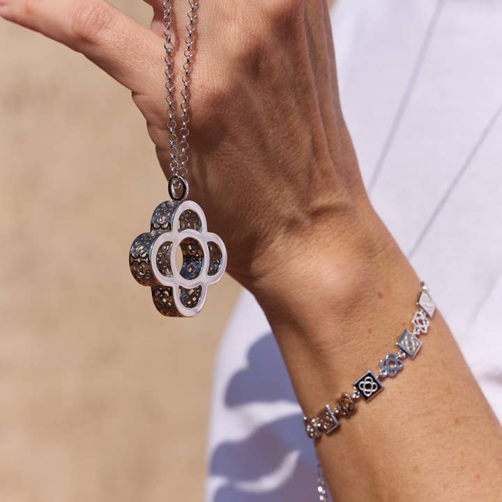 GROßER DURCHBROCHENER BLUMENANHÄNGER AUS BARCELONA für den Großhandel von Argent Basic