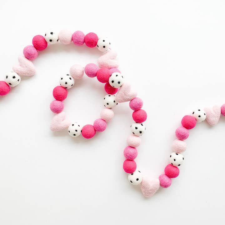 Tout sur la guirlande de boules en feutre rose de la Saint-Valentin pour la vente par Pearl & Jane