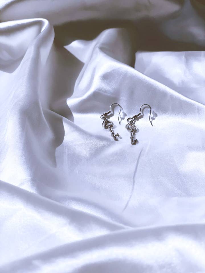 Boucles d'oreilles Keys to Heart pour la vente par Sapphire Seren