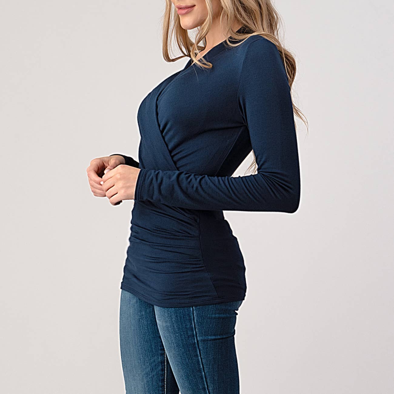 Heimious – Engroshandel Strikket top - Dame – Heimious fitted modal jersey bluse med slå-om, lange ærmer og plisserede detaljer4