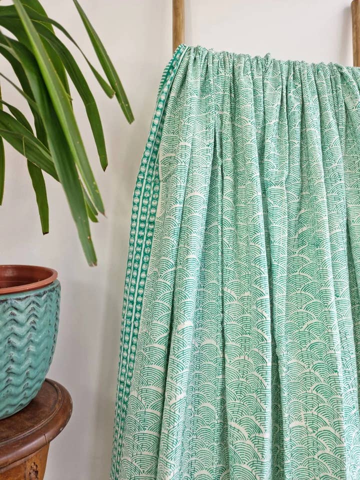 Jeté de lit/canapé réversible en coton Kantha Stitch King Stitch, vert pastel et blanc pour la vente par Essential Designs London