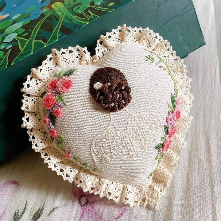 Coussin à épingles en forme de cœur brodé Classy Lady ✅ pour la vente par Quince Fables